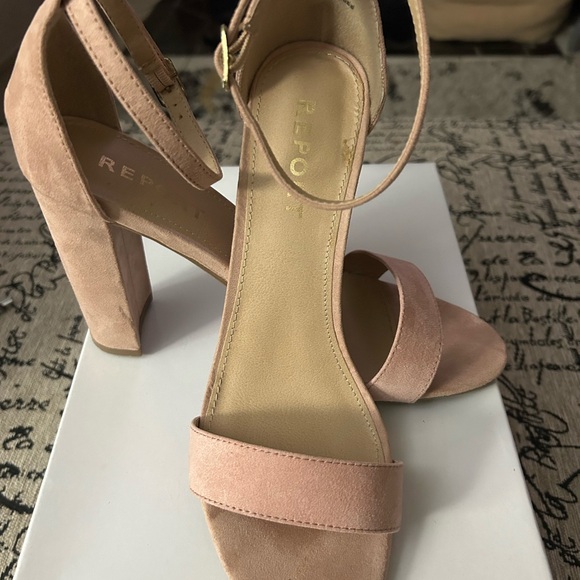 Report Block Heels - Picture 3 of 9